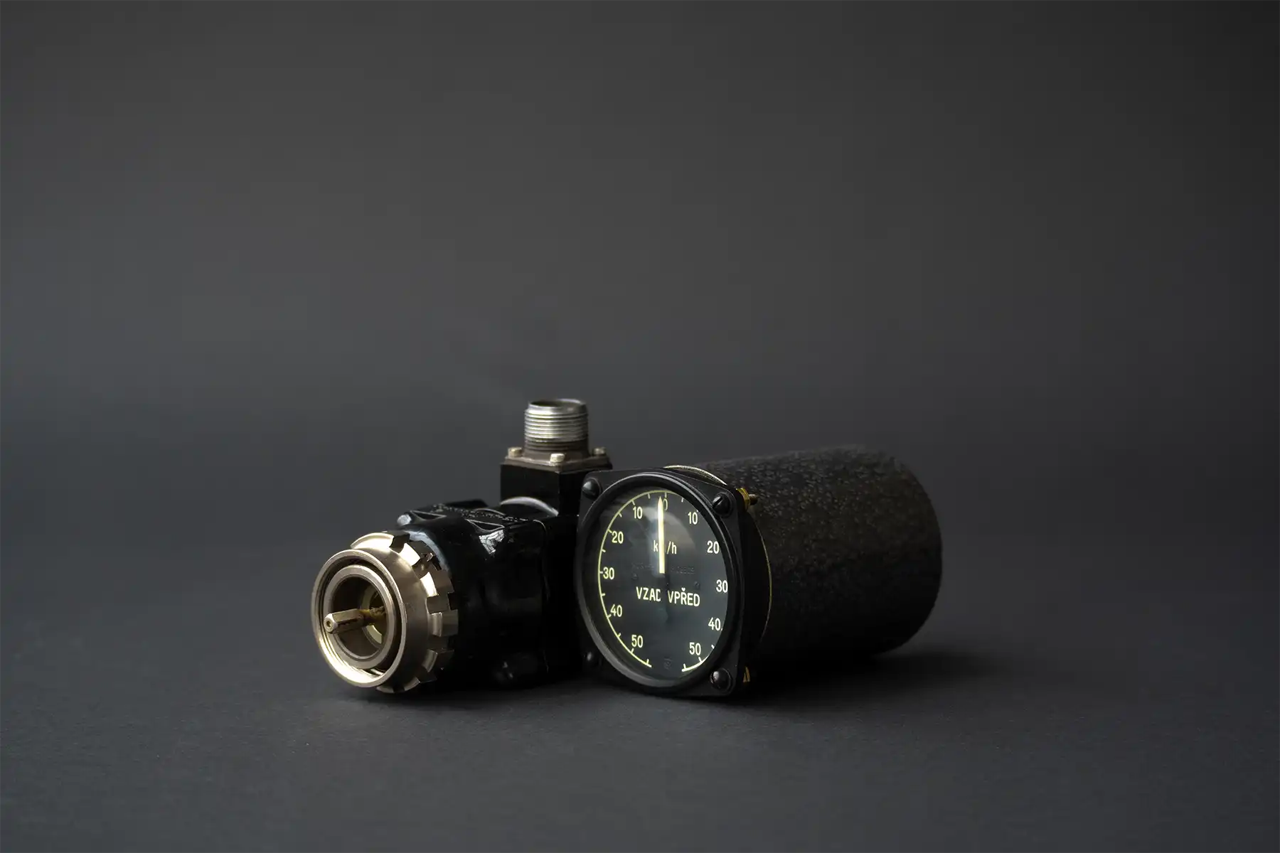 Analogue flight instruments for legacy aircraft systems