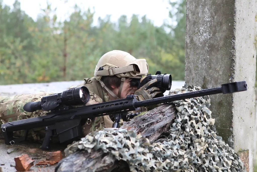 Soldier aiming through advanced optoelectronics during field mission