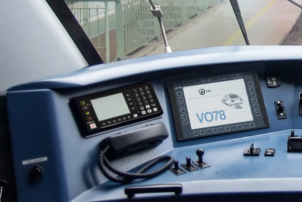Train driver's control panel with integrated communication and control systems for railway transport